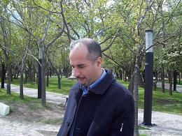 Daniel en la Plaza del Centro de Rio Gallegos