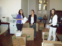 guardando los papeles en las cajas
