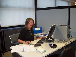Maria Dolores Garcia ya instalada en la nueva oficina
