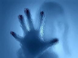 mano y vidrio azul