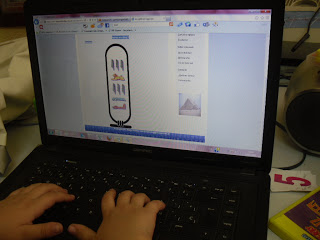 Niño usando la computadora en la escuela